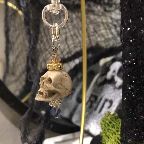 Glam-skull Keychain - Picture 5 of 6